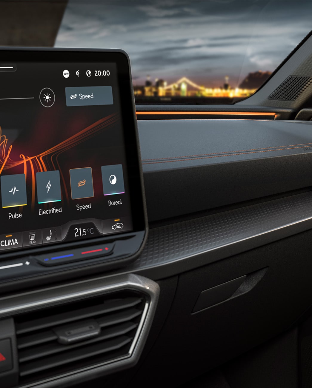 Moderne Infotainment-System-Ansicht im CUPRA Leon 2024 bei Nacht. Das große Touchscreen-Display zeigt farbige Icons für Funktionen wie Geschwindigkeit, Elektrifizierung und Klimakontrolle. Die elegante Armaturenbrettverkleidung mit feinen Nähten und strukturierten Einsätzen ergänzt das hochtechnologische Ambiente