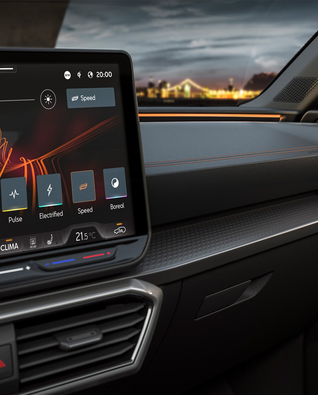 Moderne Infotainment-System-Ansicht im Seat Leon 2024 bei Nacht. Das große Touchscreen-Display zeigt farbige Icons für Funktionen wie Geschwindigkeit, Elektrifizierung und Klimakontrolle. Die elegante Armaturenbrettverkleidung mit feinen Nähten und strukturierten Einsätzen ergänzt das hochtechnologische Ambiente