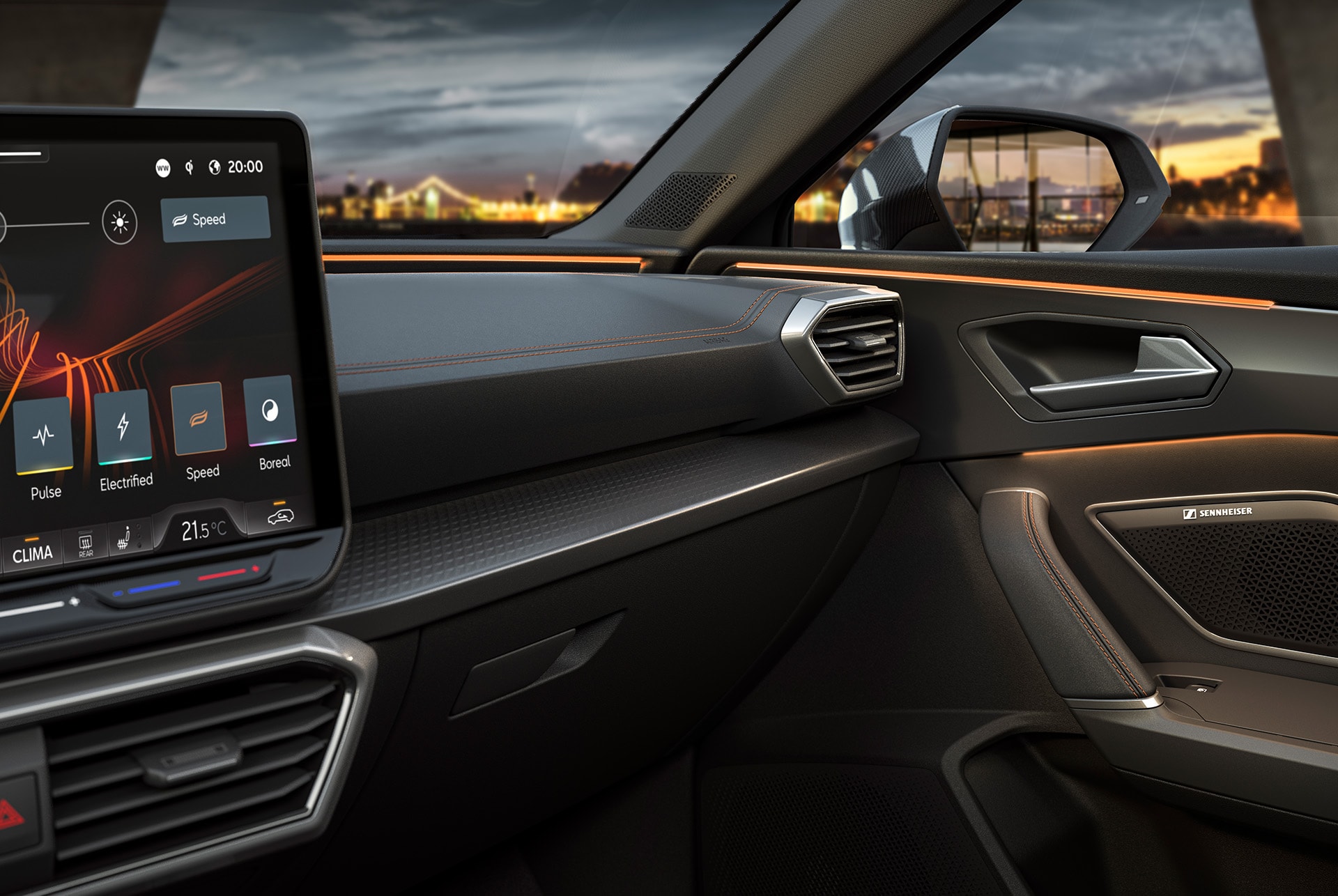 Innenansicht des CUPRA Leon mit Rand Ausrüstung Upgrade-Technologie, Ambientebeleuchtung und Infotainment-System. Keyless advanced, Anti-Diebstahl-System und eine Rückfahrkamera.