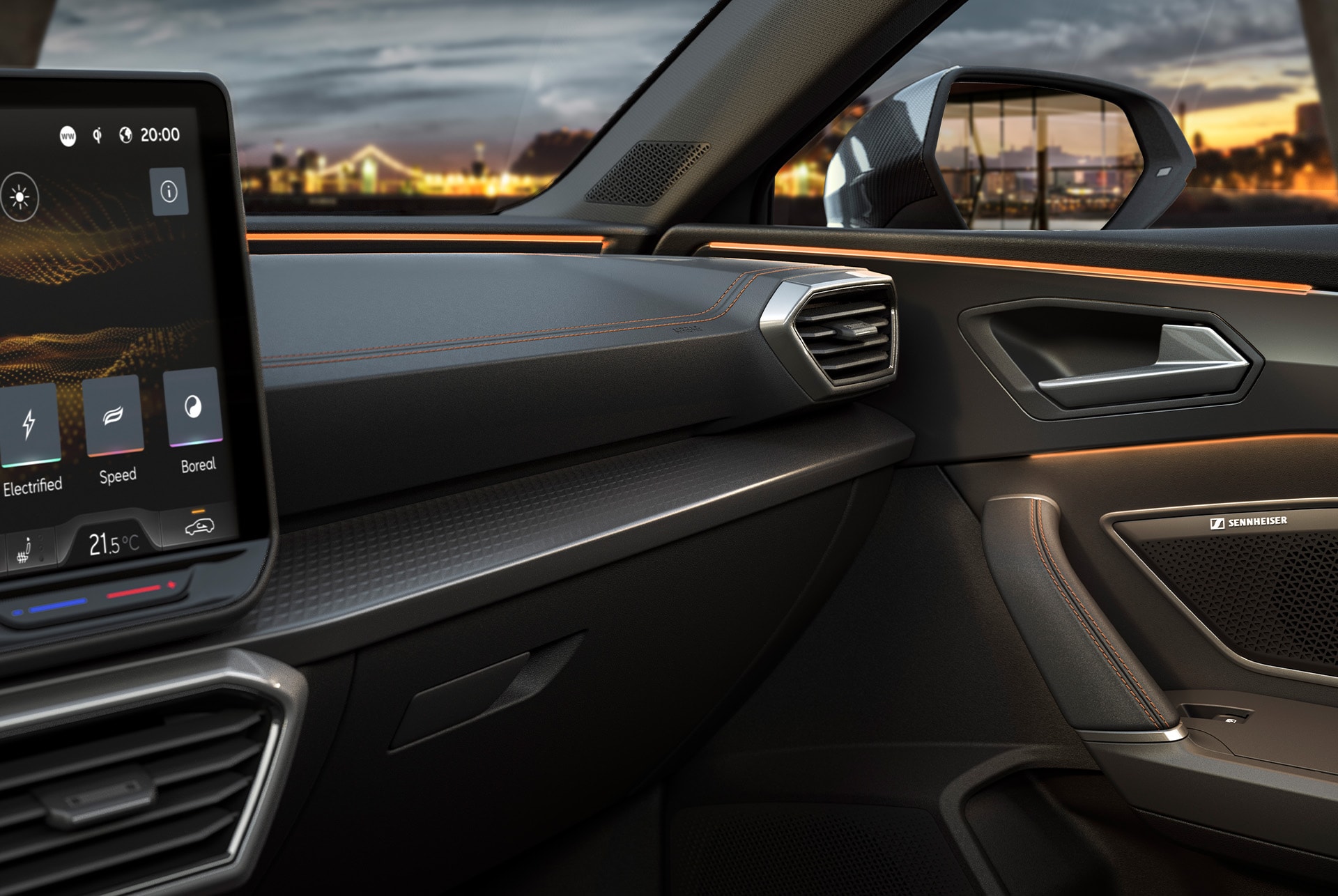 Innenansicht des CUPRA Leon mit Rand Ausrüstung Upgrade-Technologie, Ambientebeleuchtung und Infotainment-System. Keyless advanced, Anti-Diebstahl-System und eine Rückfahrkamera.
