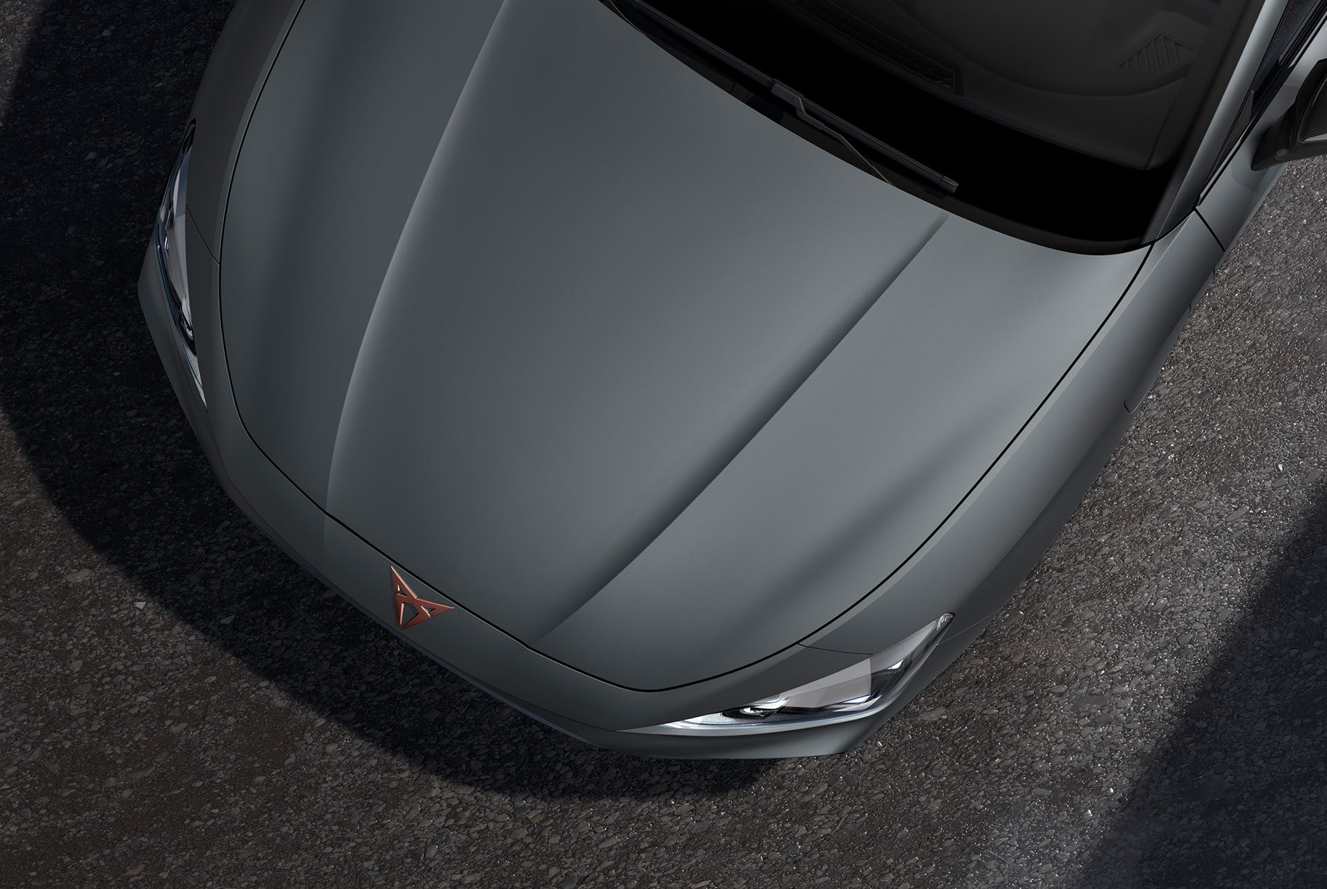 Vogelperspektive einer CUPRA Leon Motorhaube in Enceladus Grau Matt.