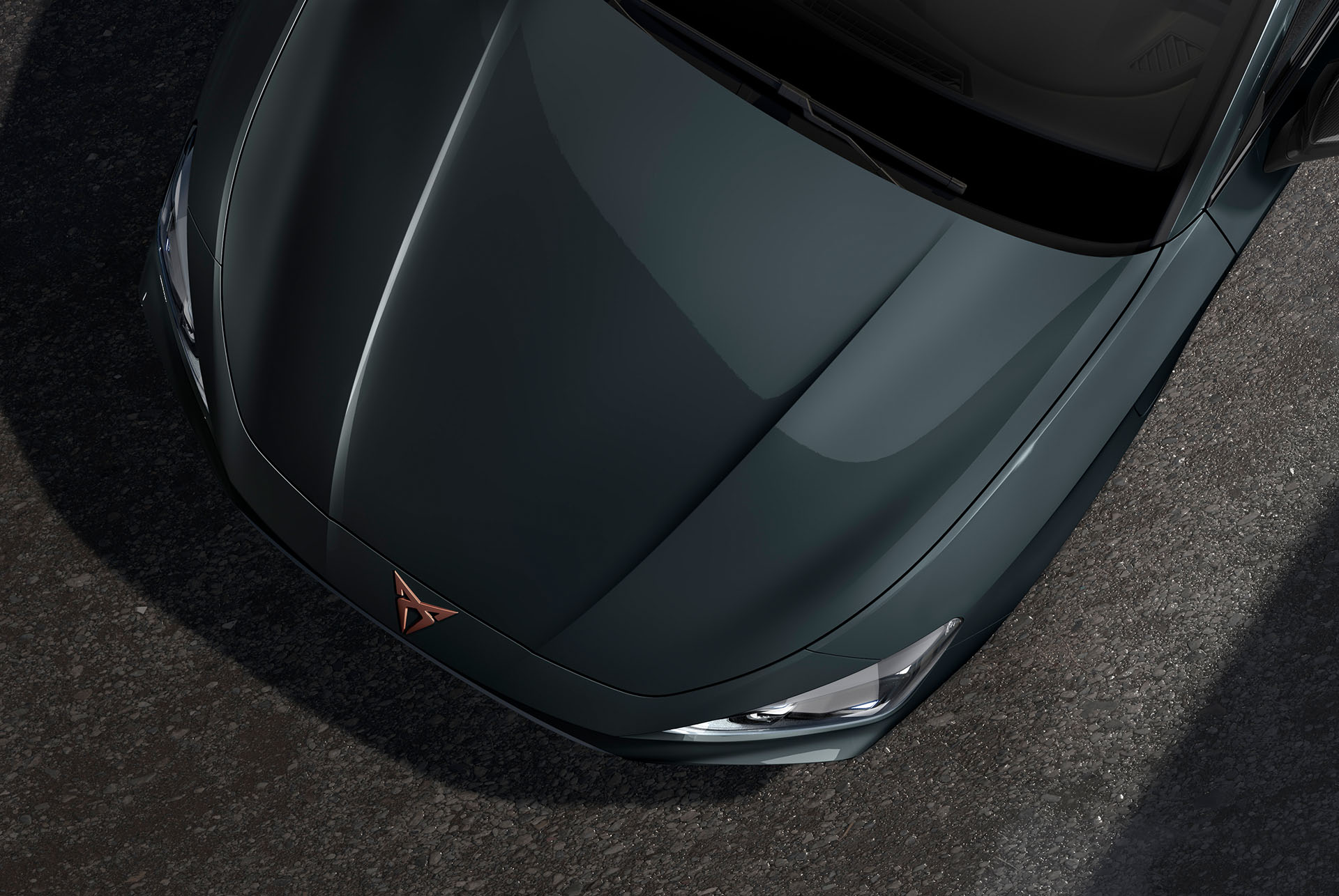 Vogelperspektive einer CUPRA Leon Motorhaube in Fiord Blau.