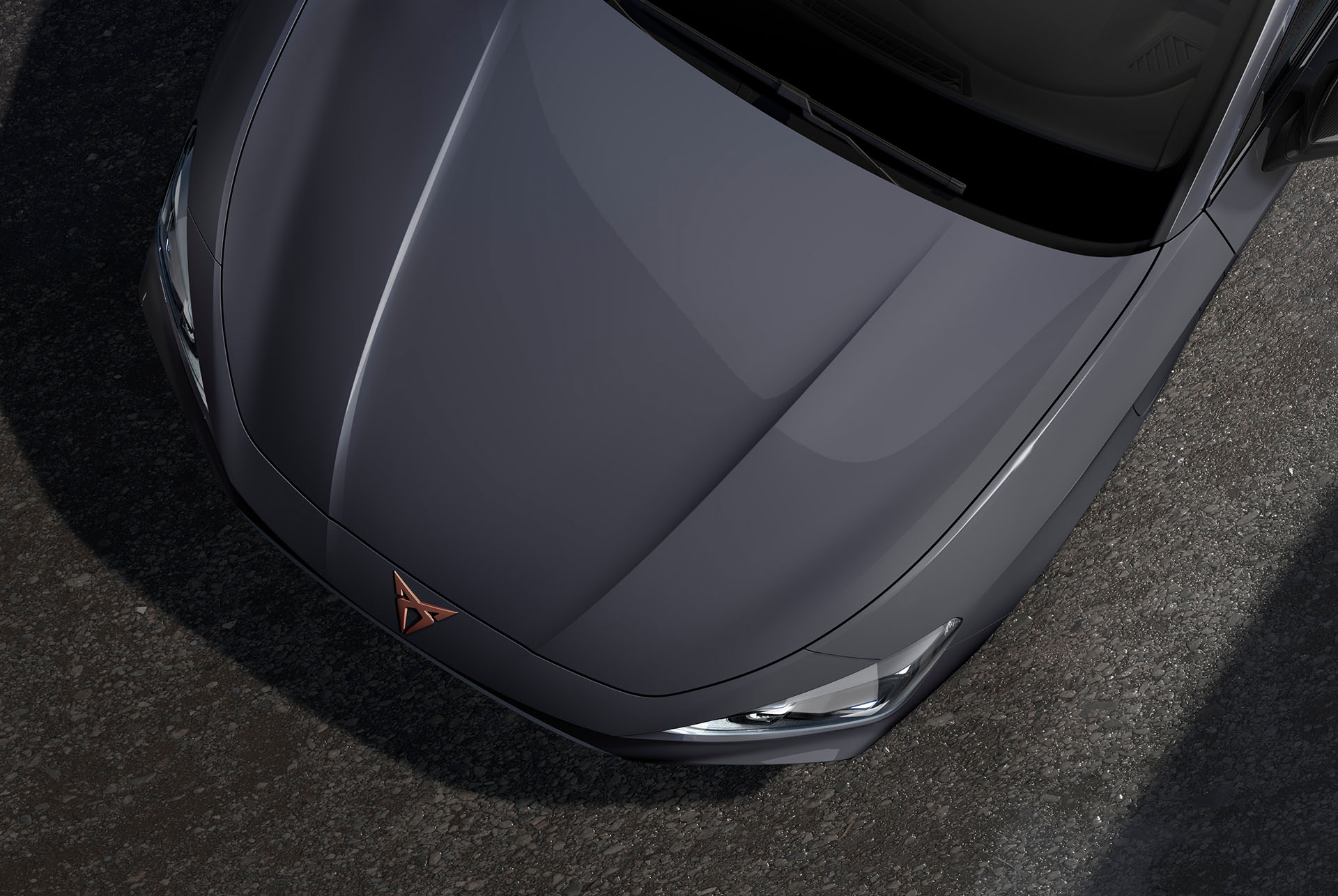 Vogelperspektive einer CUPRA Leon Motorhaube in Graphene Grau Metallic. 
