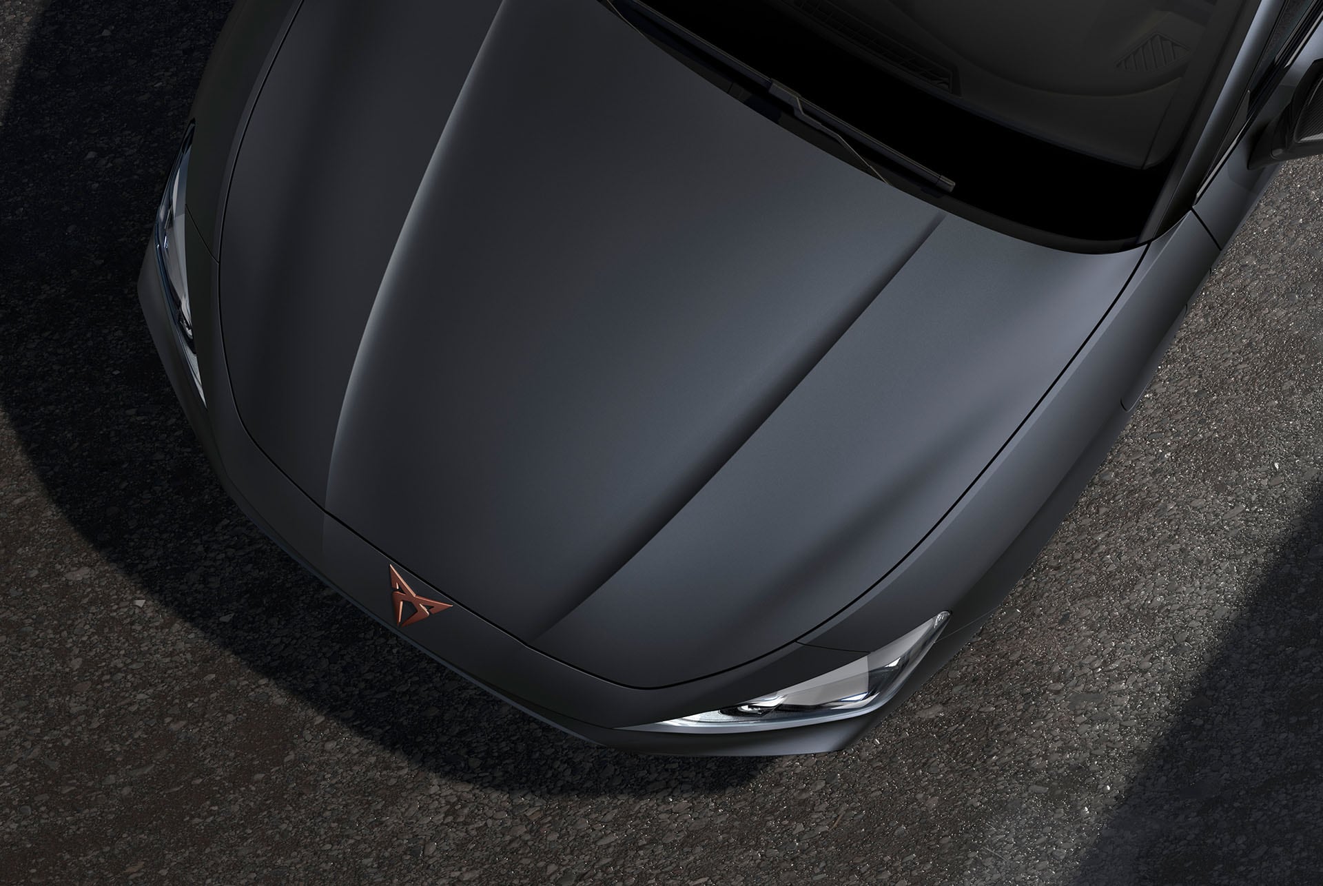 Vogelperspektive einer CUPRA Leon Motorhaube in Magnetic Grau Matt.