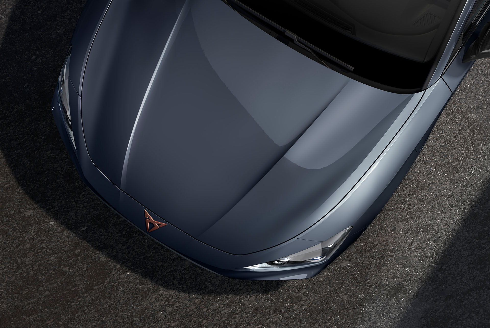Vogelperspektive einer CUPRA Leon Motorhaube in Magnetic Grau Metallic.