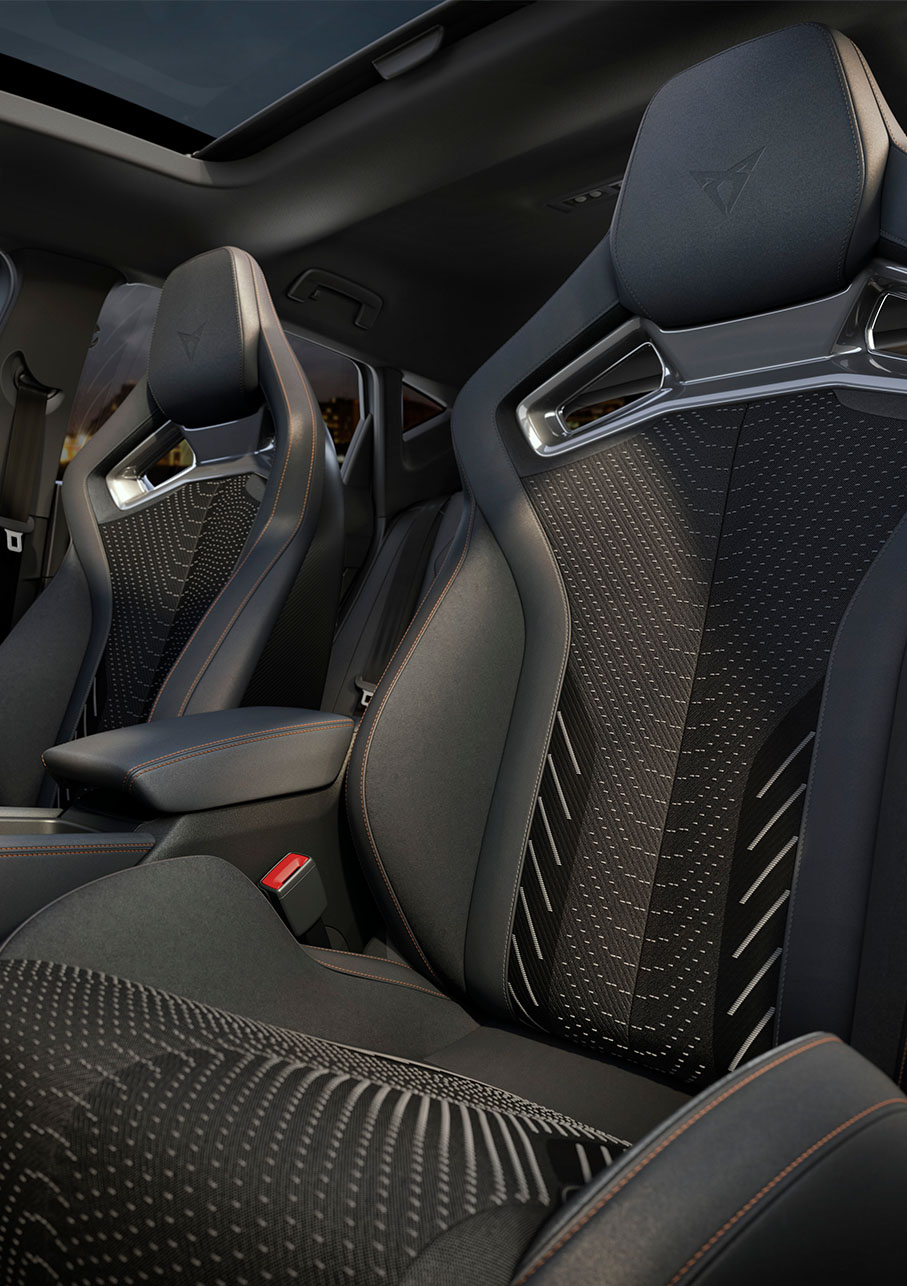 Der CUPRA Leon e-HYBRID, Innenansicht des Fahrerbereichs. Dies umfasst die Schalensitze, LED-Scheinwerfer, Performance-Bremsen und optional Schmiederäder. 