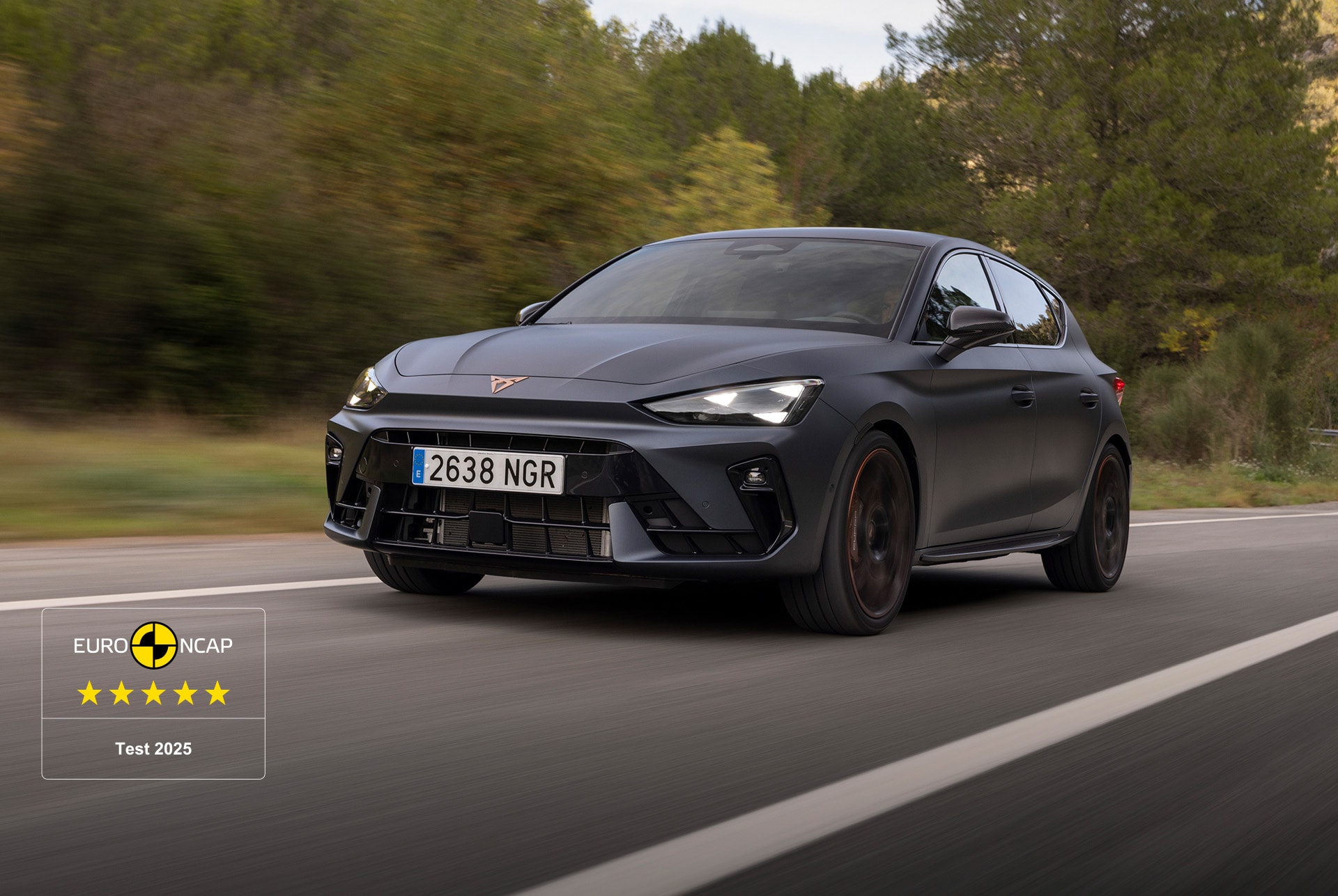 Das Bild zeigt einen CUPRA Leon in einer dynamischen Nachtaufnahme mit einer beleuchteten Stadt im Hintergrund.