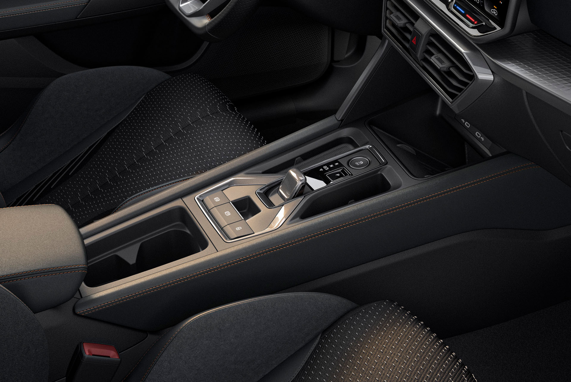 Nahaufnahme des Innenraums des CUPRA Leon Hybridfahrzeugs mit Mittelkonsole, CUPRA Connect-Bedienelementen, kupferfarbenen Nähten, schwarzen und metallischen Zierleisten.