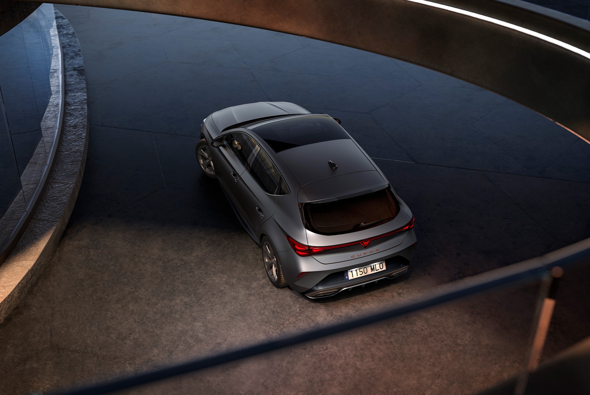Frontansicht des CUPRA Leon mit CUPRA Lichtsignatur und LED-Matrix-Scheinwerfern.