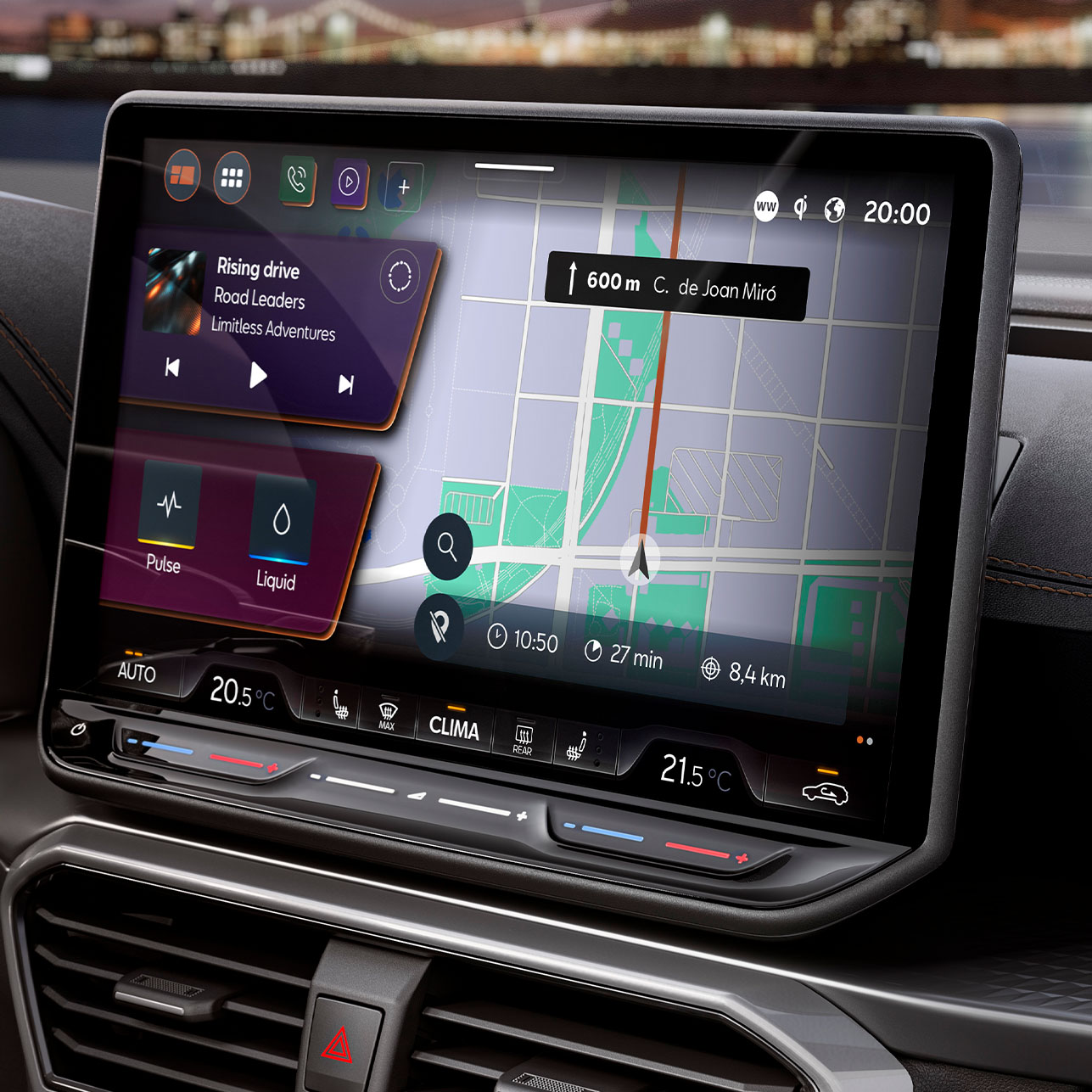 Ansicht des CUPRA Leon Sportstourer Dashboards, Infotainmentsystem-Bildschirm mit CUPRA Connect Plus zur Suche nach PHEV-Ladestationen, Echtzeit-Verkehrsinformationen, Parkplätzen und mehr.