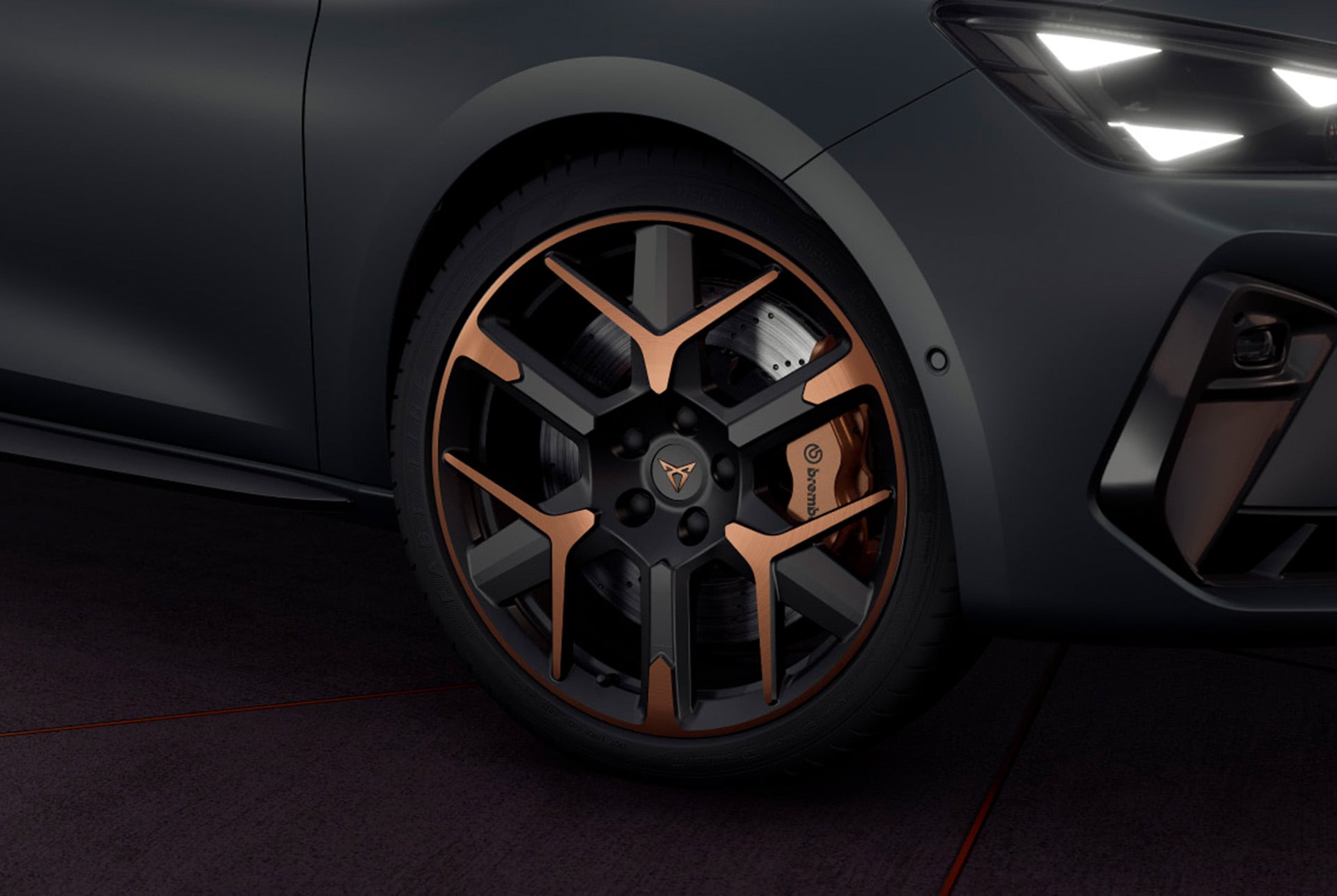 Nahaufnahme des CUPRA Leon mit Hailstorm Leichtmetallfelgen, kupferfarbenem Akzent und schwarzen Schmiederädern mit einem Dreiecksscheinwerfer.