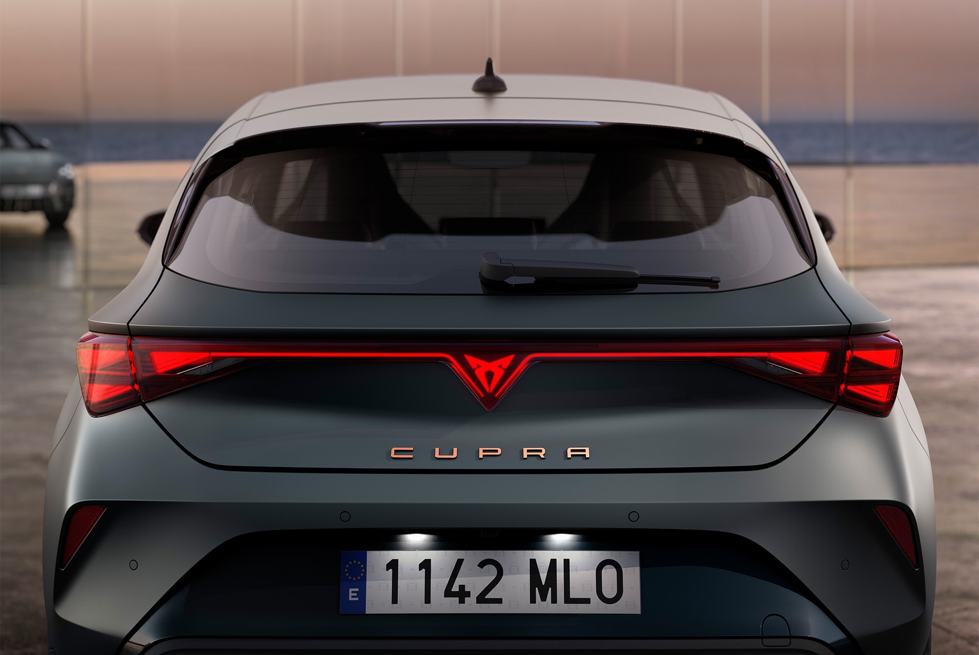 Ansicht der Kofferraum- und Rückleuchten des CUPRA Leon, LED-Beleuchtung, integriertes LED CUPRA-Logo.