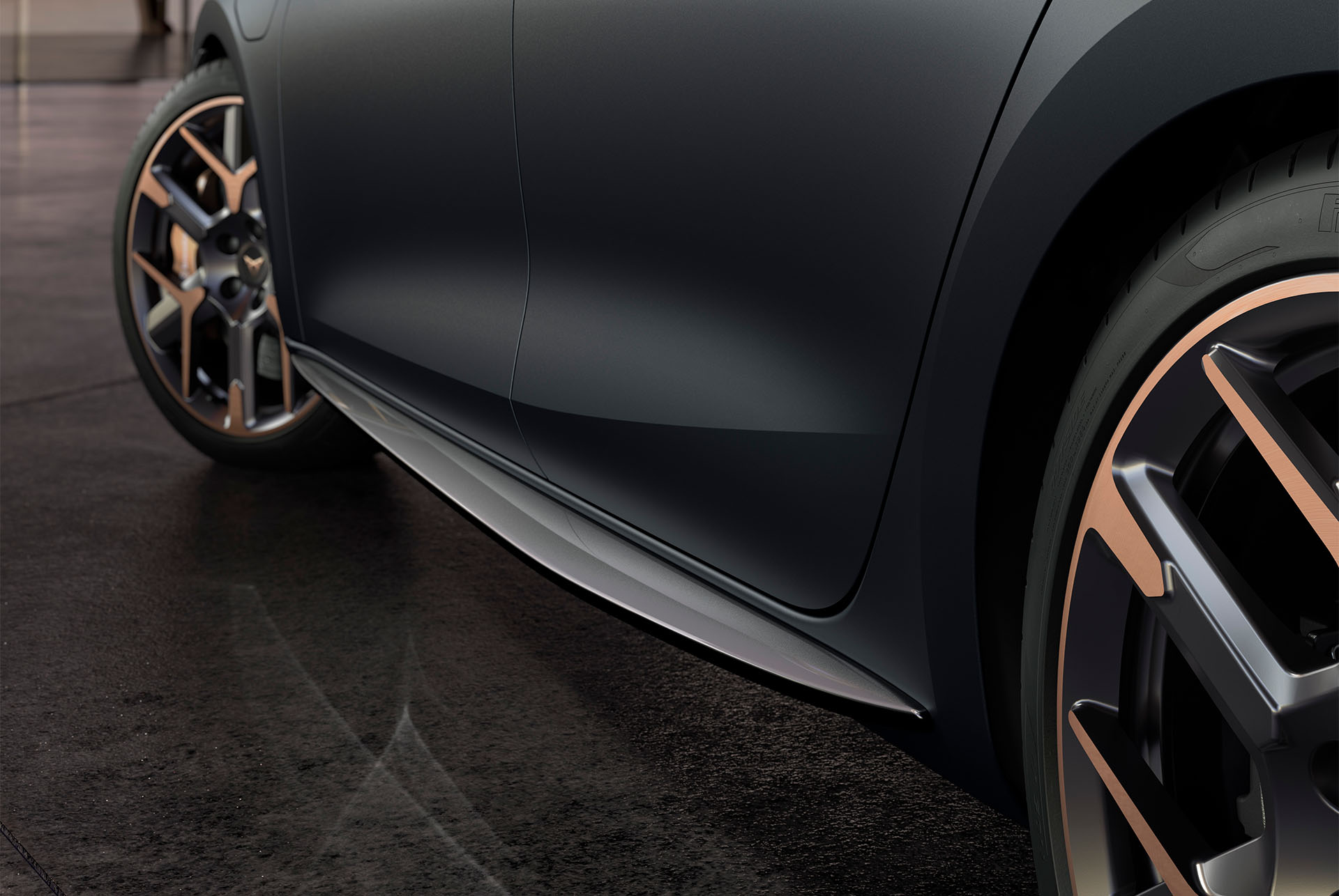 Nahaufnahme des Türverkleidungsdesigns für den CUPRA Leon in Grey Matt. Mit Kupfer Akzentfelgen und Seitenschweller.