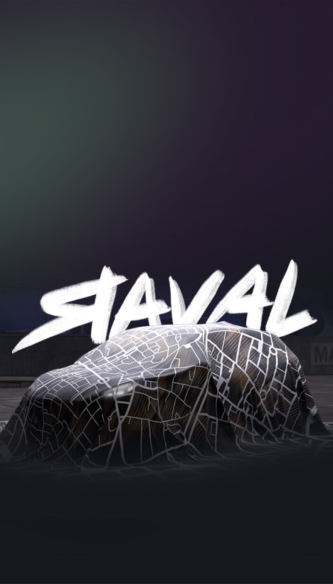 Das CUPRA Raval-Auto ist mit einem dunklen Tuch bedeckt, auf dem die weiße Straßenkarte des Stadtteils Raval in Barcelona abgebildet ist. Das Auto steht vor einem dunklen Hintergrund mit der großen weißen Aufschrift „RAVAL”.