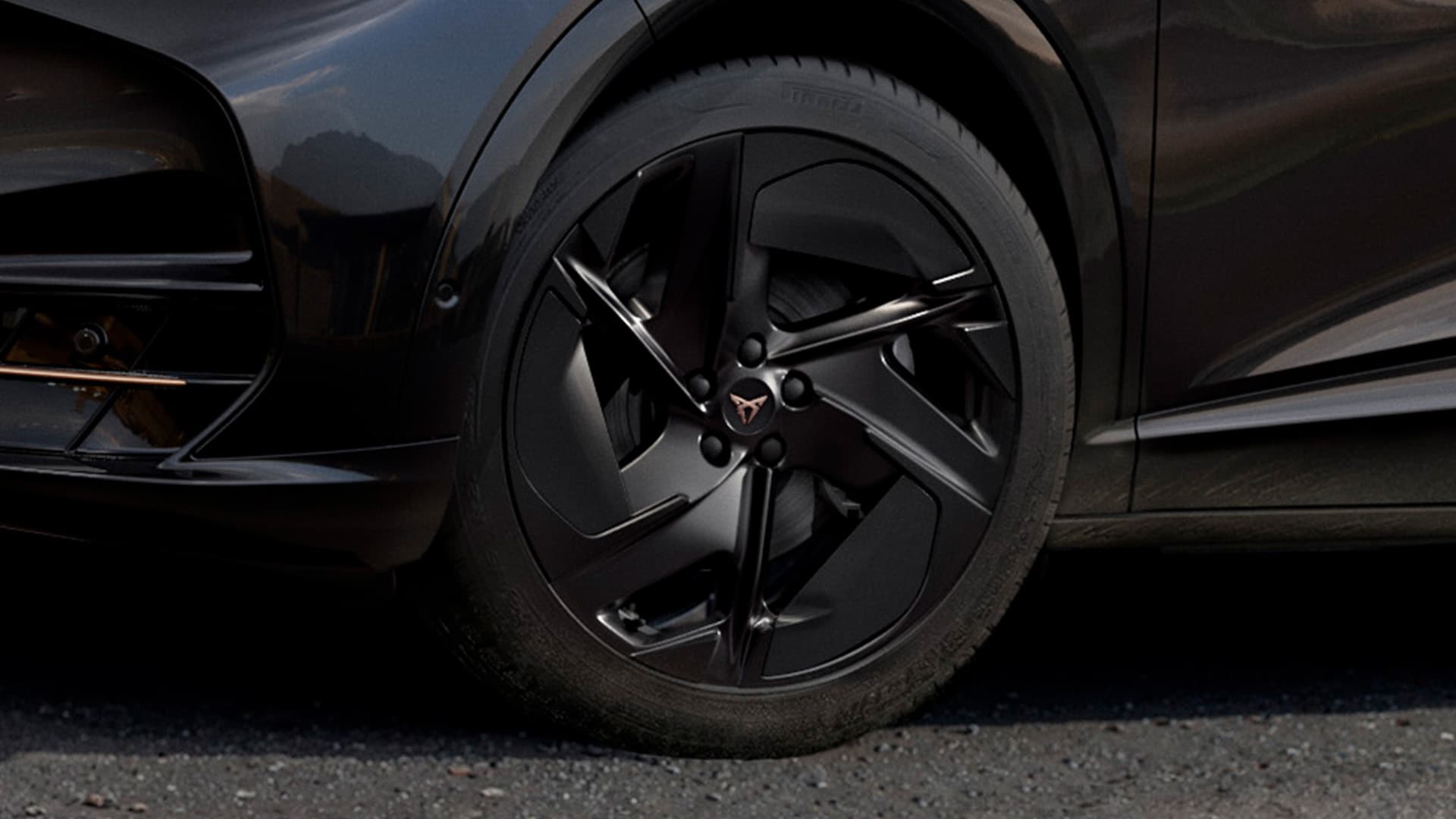 Nahaufnahme eines CUPRA Tavascan Black Edition Katla 21‑Zoll-Leichtmetallrads mit „Black R“-Inserts.