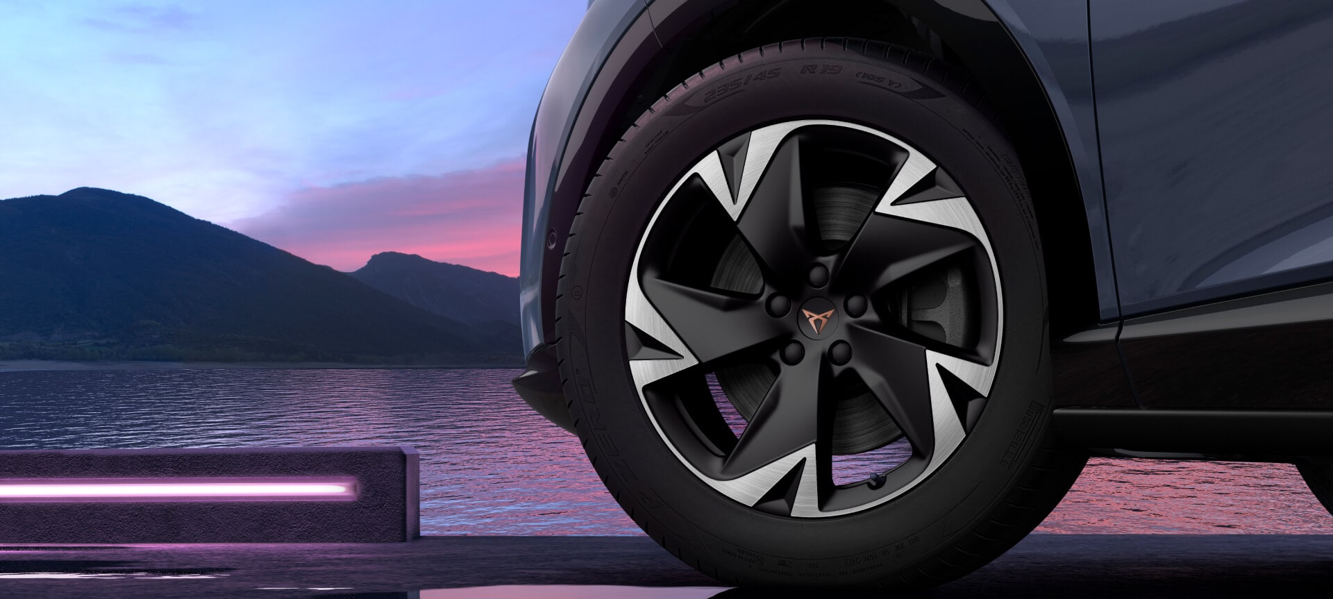 19-Zoll-VULCANO-Räder in Schwarz und Silber, benannt nach der italienischen Vulkaninsel Vulcano, mit einem robusten Design.
