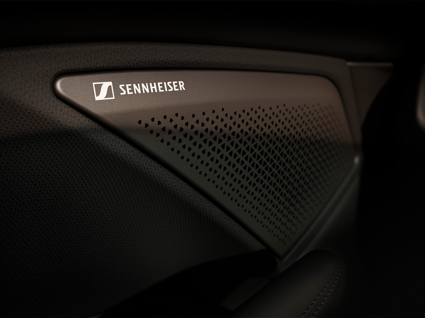  Das „immersive by Sennheiser“-High-Fidelity-Audiosystem mit 12 Lautsprechern im CUPRA Terramar mit dem Sennheiser-Logo. Nahaufnahme.