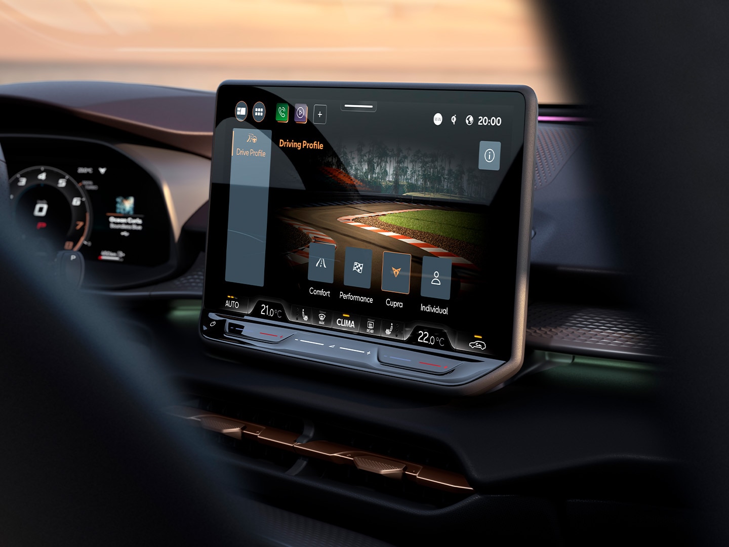 Das 12,9-Zoll-Infotainmentsystem des CUPRA Terramar zeigt die neue Funktion „Dynamic Chassis Control“ (DCC) an, die dank adaptiver Dämpfer die Fahrdynamik verbessert.