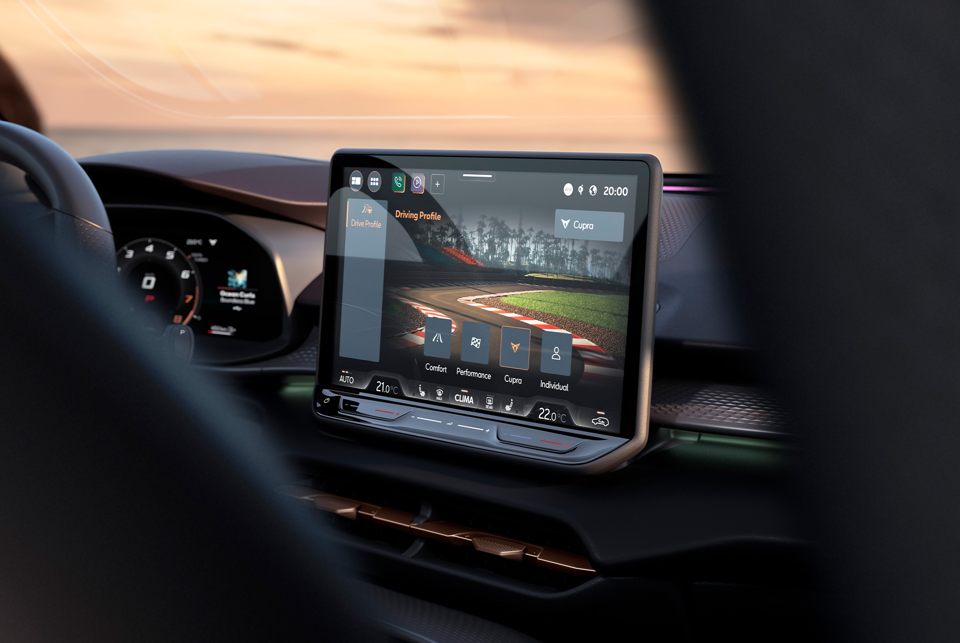 Das 12,9-Zoll-Infotainment-System des cupra terramar zeigt die neue dynamische Fahrwerksregelung (dcc), die die Fahrdynamik mit adaptiven Dämpfern verbessert.