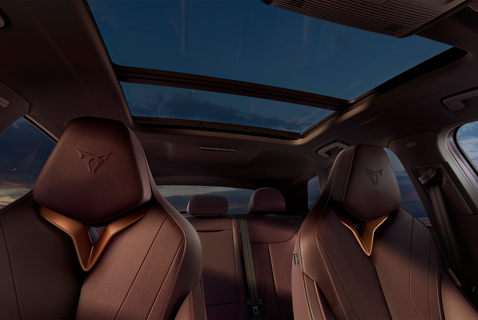 CUPRA Terramar Innenraum mit Sportsitzen in dunklem Bronze und großem Panoramaglasdach – exklusives Design trifft auf Weitblick.
