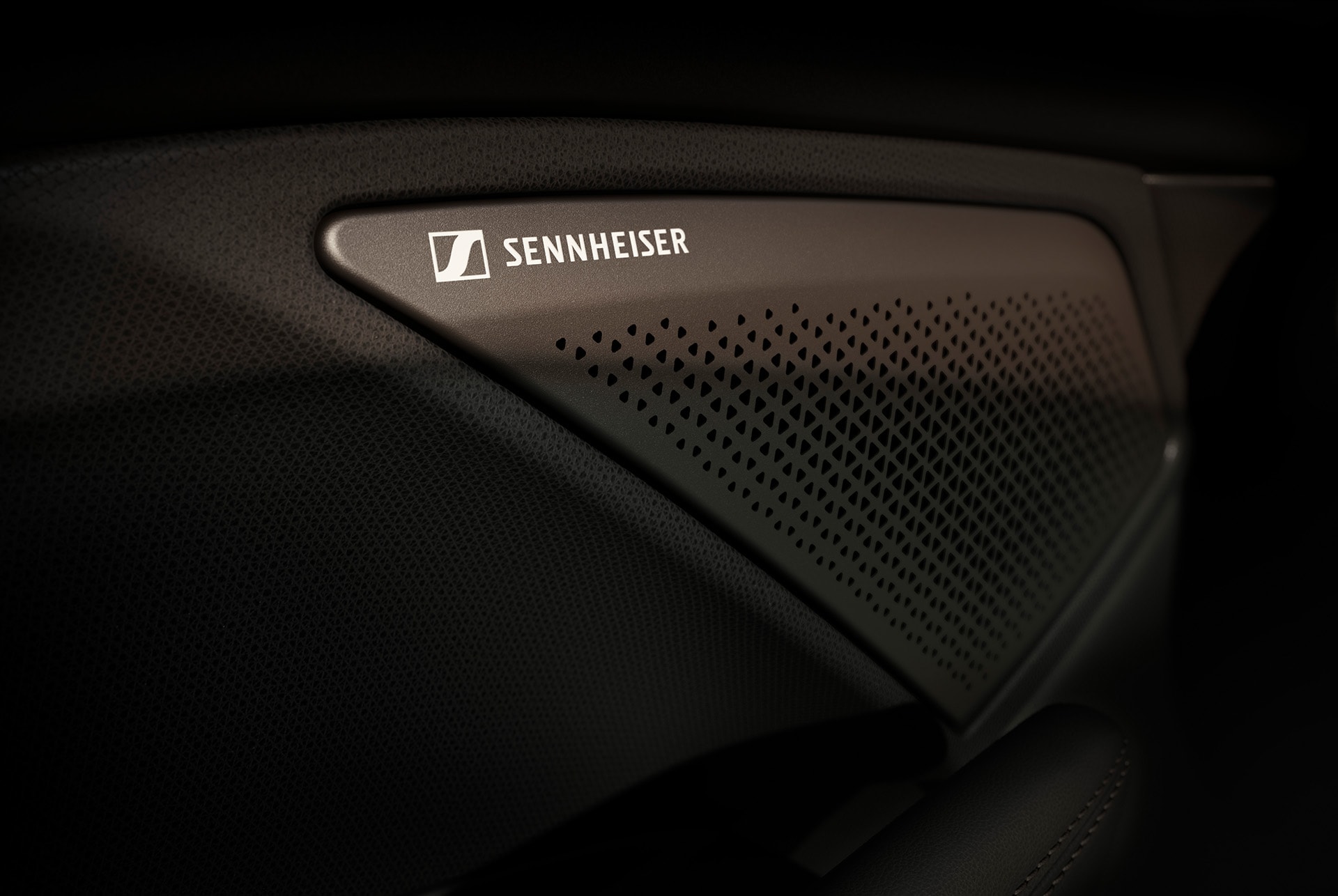 Sennheiser™ High-End Surround Soundsystem im CUPRA Terramar – präzise Klangqualität und nahtlos integriertes Design für ein intensives Hörerlebnis.