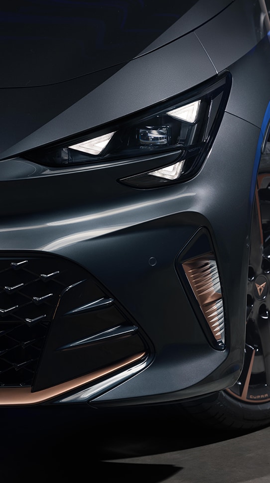 Detailshot der Frontpartie mit Scheinwerfer des neuen CUPRA Born 2026