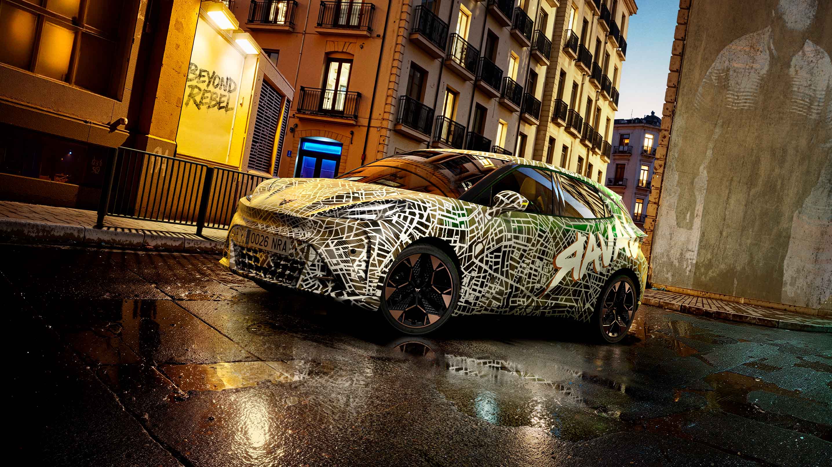 CUPRA Raval in Camouflage, vollelektrisches Citycar mit rebellischem Design in provokanter Frontansicht