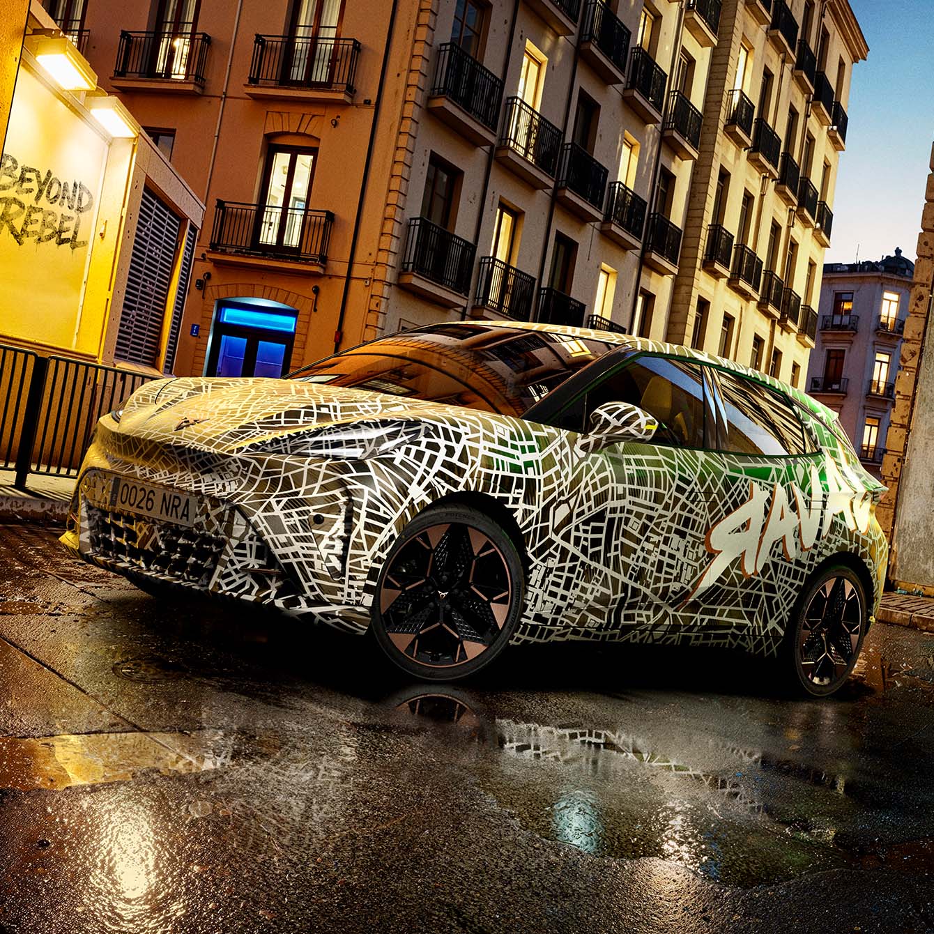 CUPRA Raval in Camouflage, vollelektrisches Citycar mit rebellischem Design in provokanter Frontansicht
