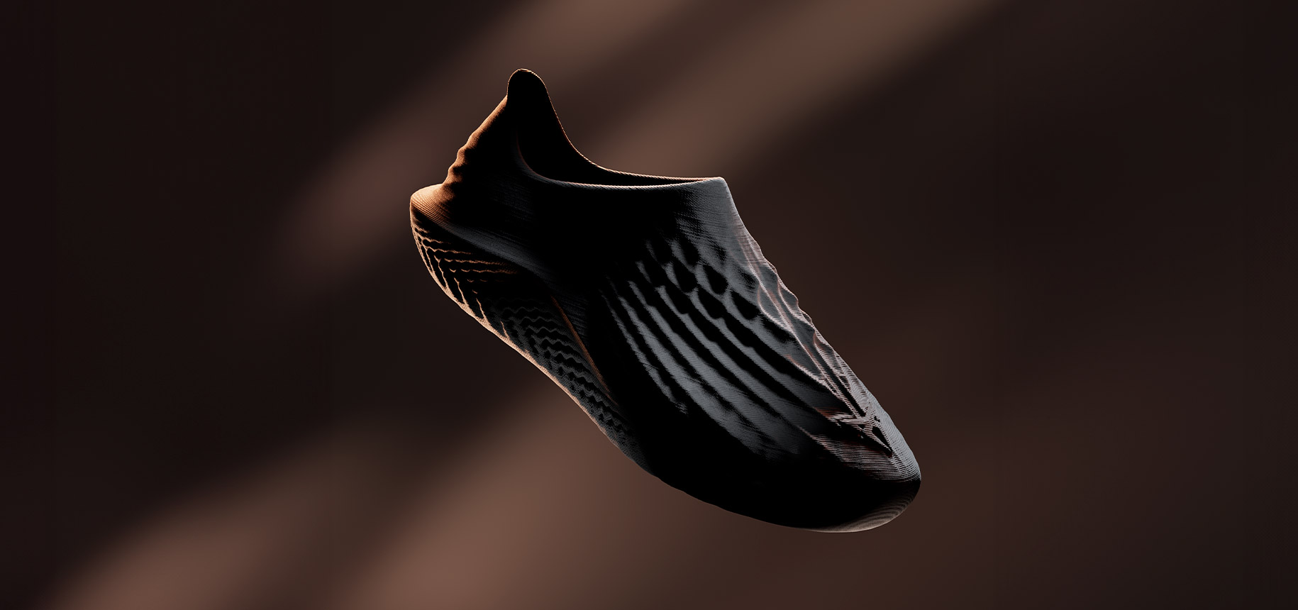 Ein dunkler, eleganter, futuristischer Schuh wird in einer dynamischen Aufnahme aus niedriger Perspektive vor einem dunklen Hintergrund mit Lichtstreifen gezeigt. Das Design des Schuhs ist minimalistisch und zeichnet sich durch eine einzige, fließende Form aus.