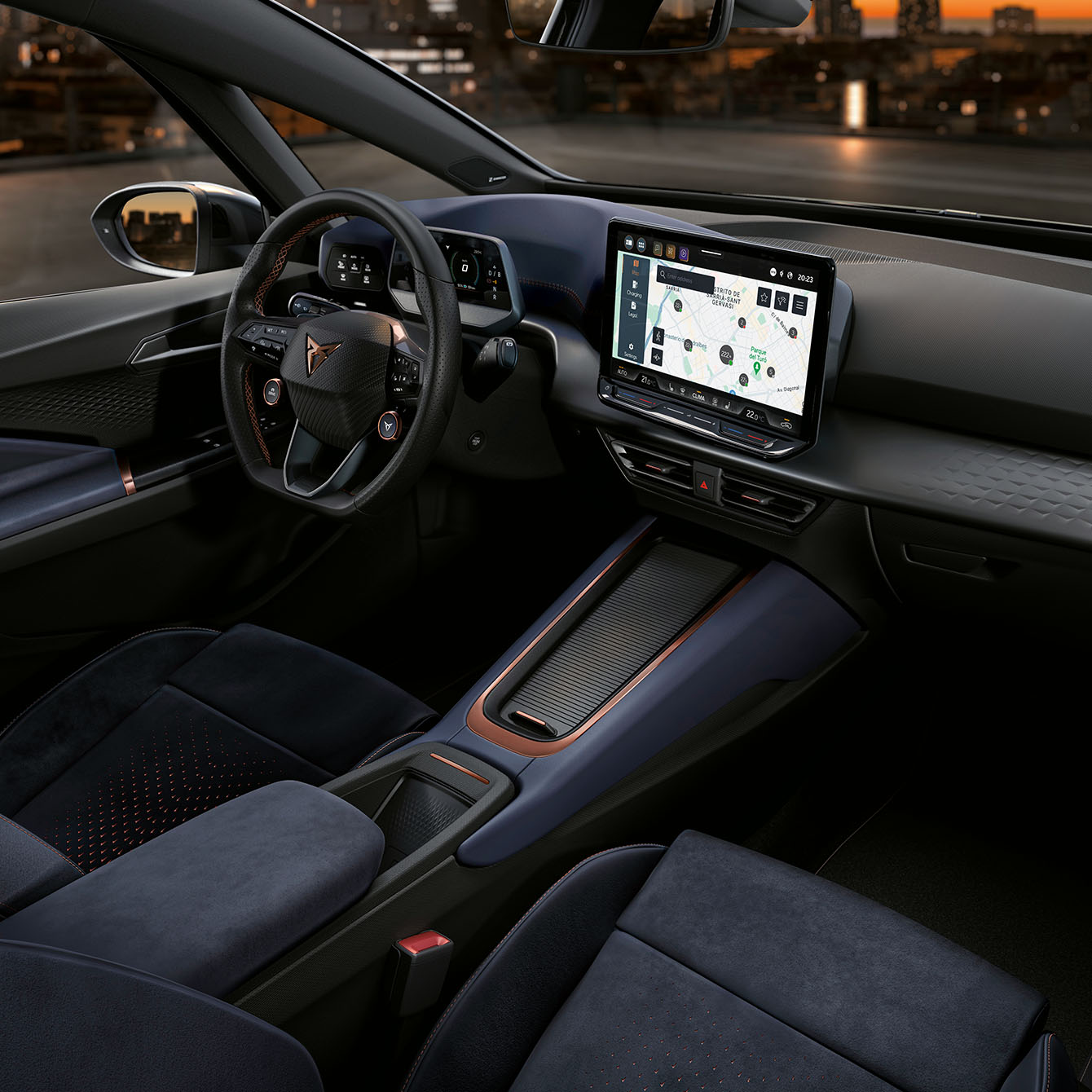 Innenansicht eines CUPRA Fahrzeugs mit dem Infotainment-System und der EV Charging-Karte auf dem Bildschirm. Das System hilft CUPRA Born und Tavascan Fahrern, Ladestationen zu finden, Echtzeit-Updates zu erhalten und Kundenrezensionen zu lesen.