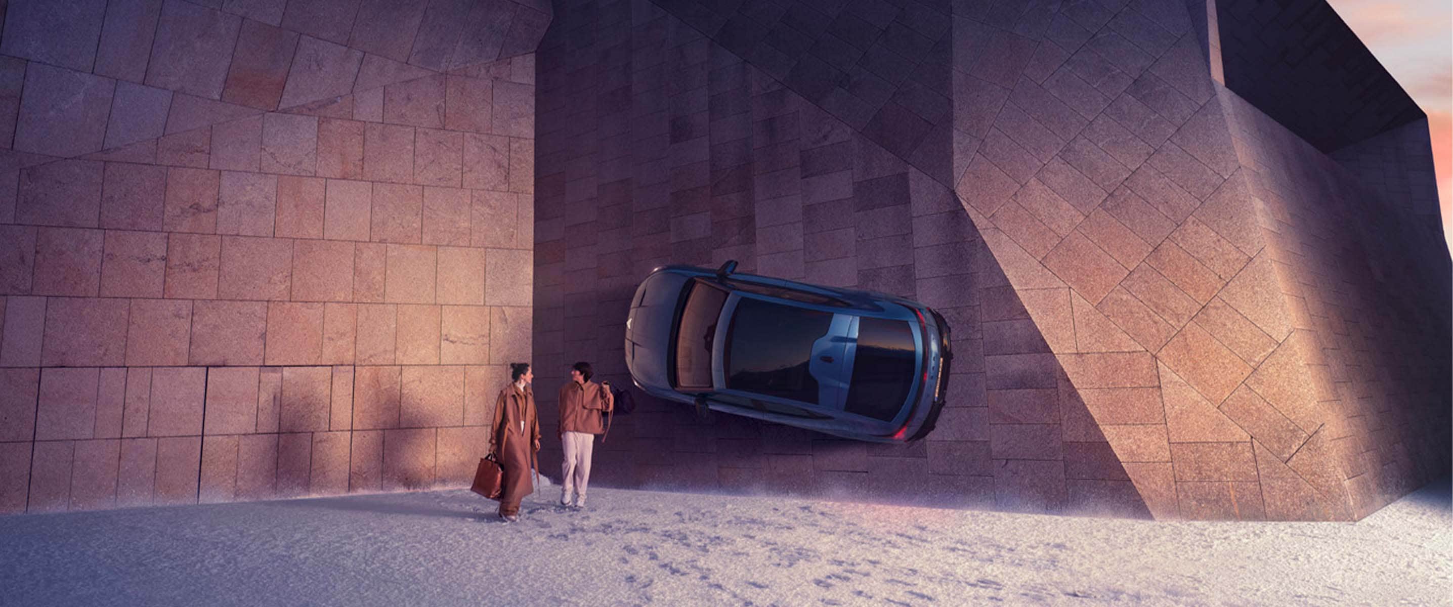 Zwei Personen in eleganter Kleidung stehen vor einer imposanten Steinwand, an der der futuristisch designte CUPRA Tavascan vertikal geparkt ist und so modernes Design sowie Innovation eindrucksvoll in Szene setzt.