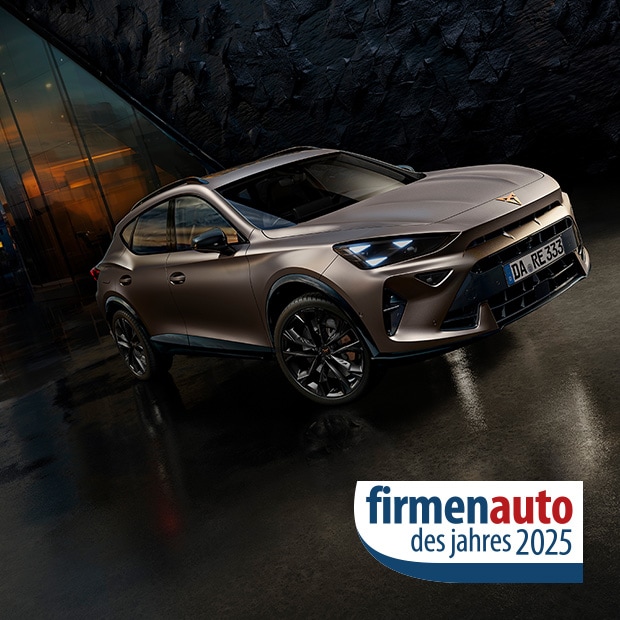Ein CUPRA Formentor geparkt, mit Firmenauto des Jahres 2025 Logo.