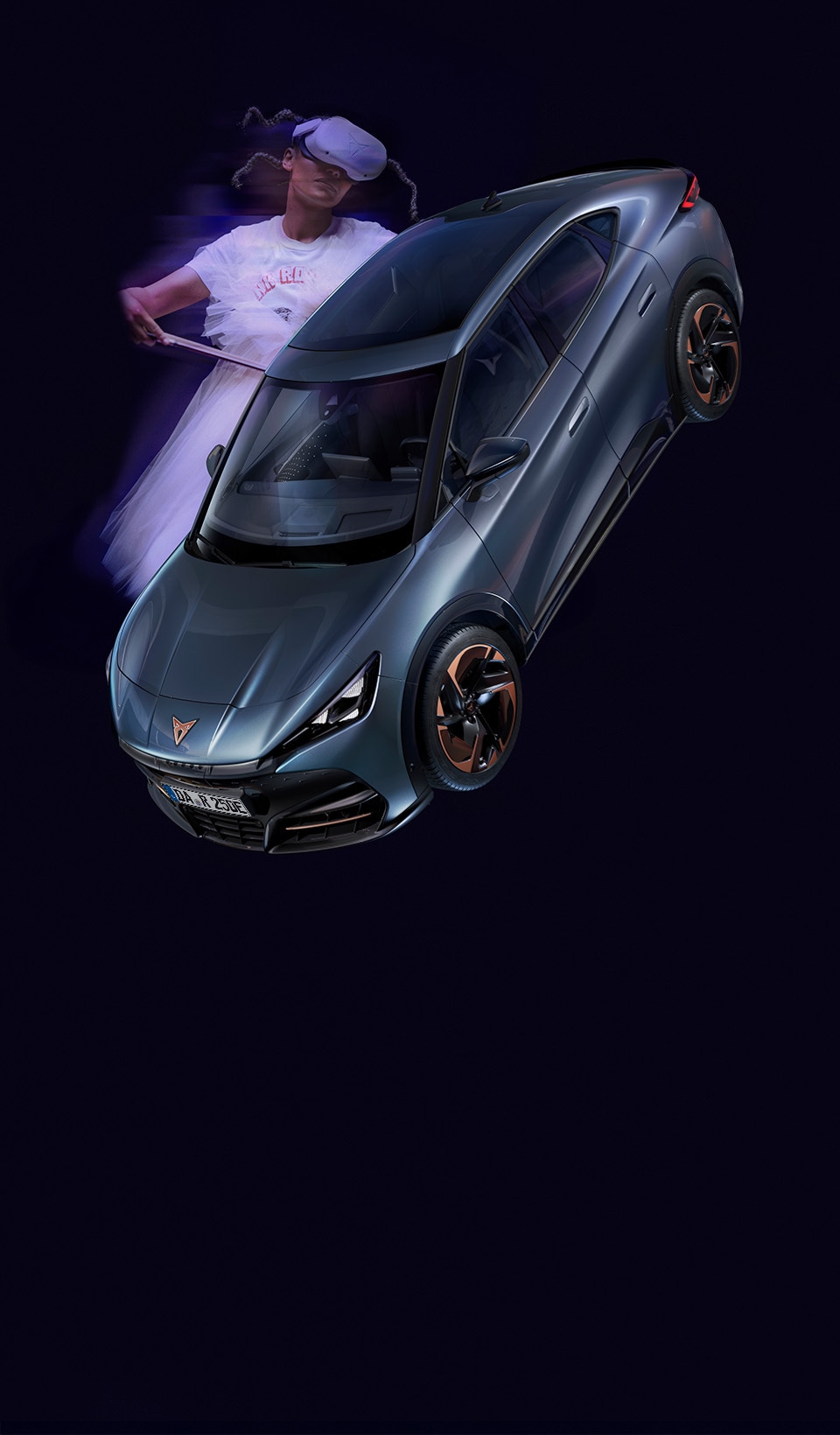 Eine dynamische Szene mit einem CUPRA Tavascan in eleganter dunkler Metallic-Farbe, neben einer verschwommenen Frau in einem weißen Kleid, die eine VR-Brille trägt und einen Dirigentenstab in der Hand hält. 