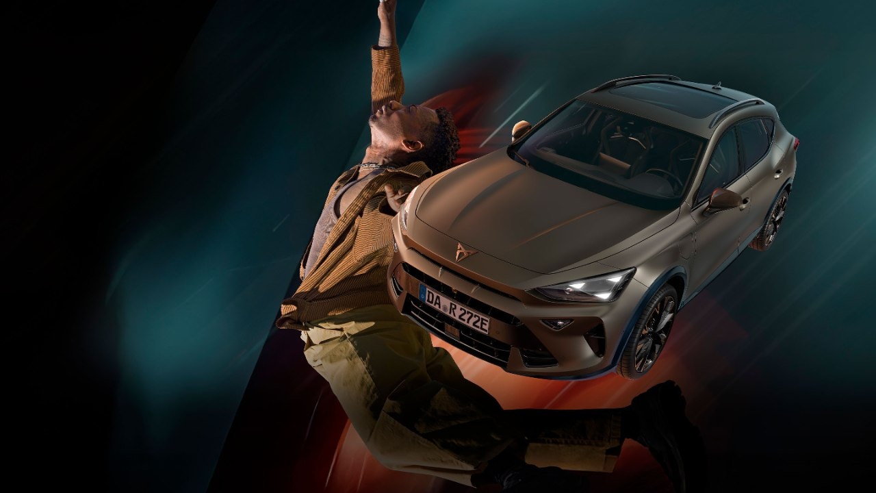 Ein CUPRA Formentor in einer Ansicht von schräg oben, vermeintlich schwebend. Im Hintergrund eine sich bewegende Frau.