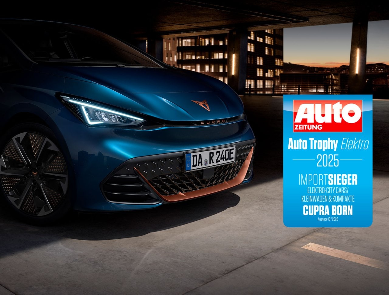 Der elektrische CUPRA Born, Gewinner der Auto Trophy Elektro 2025 in der Kategorie Elektro-Kleinwagen, neben der Importsieger-Trophäe und einer stilisierten Person im Hintergrund.