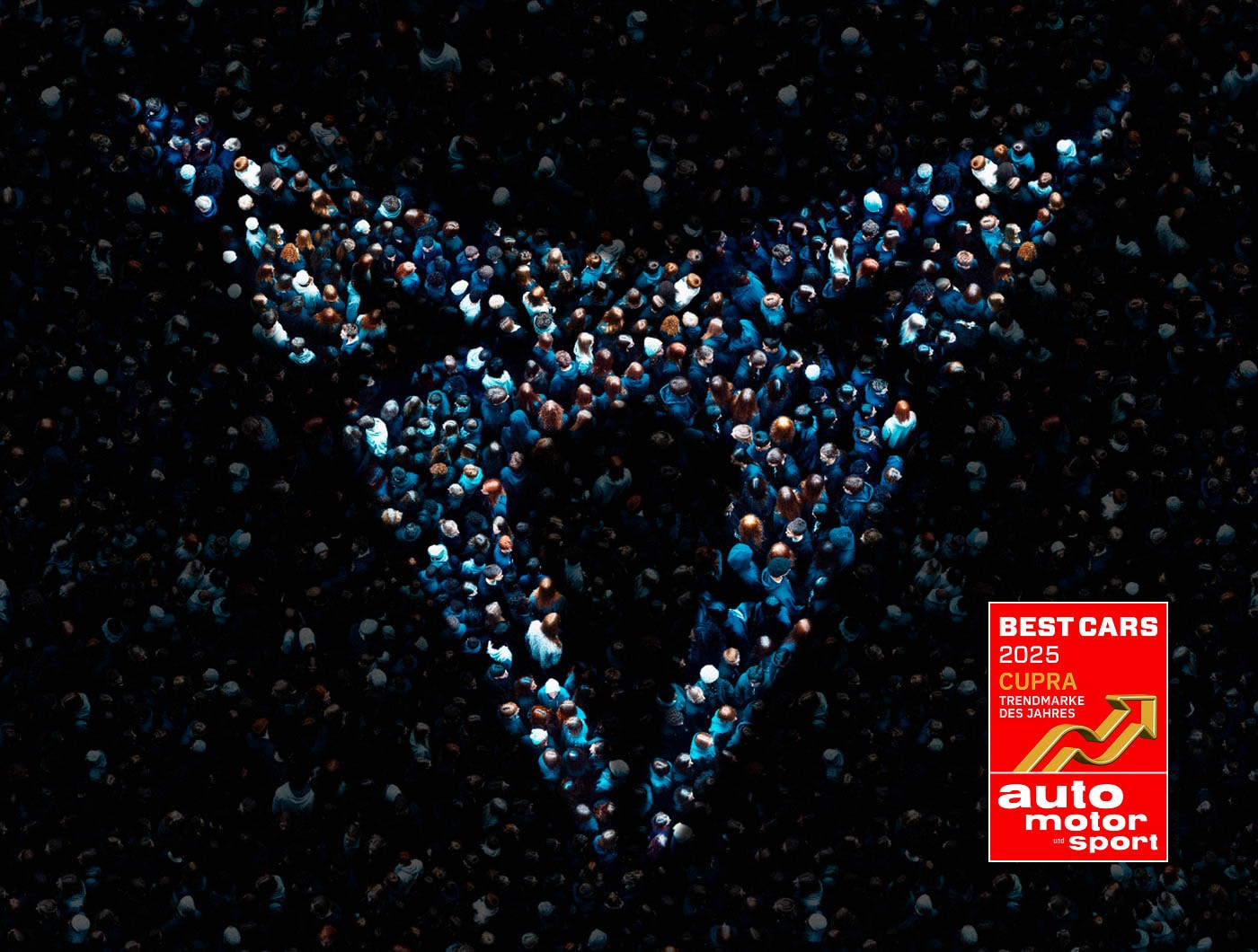 CUPRA-Logo aus Menschenmenge geformt – Symbol für Gemeinschaft und Markenbegeisterung. Rechts daneben das ‚Best Cars 2025‘-Siegel von auto motor und sport, das CUPRA als Trendmarke des Jahres auszeichnet.